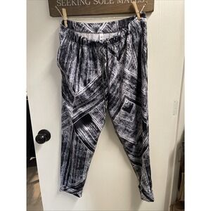 Lululemon Women's Size 8 Jet Crop Jogger Pant Activewear Black And White Pattern